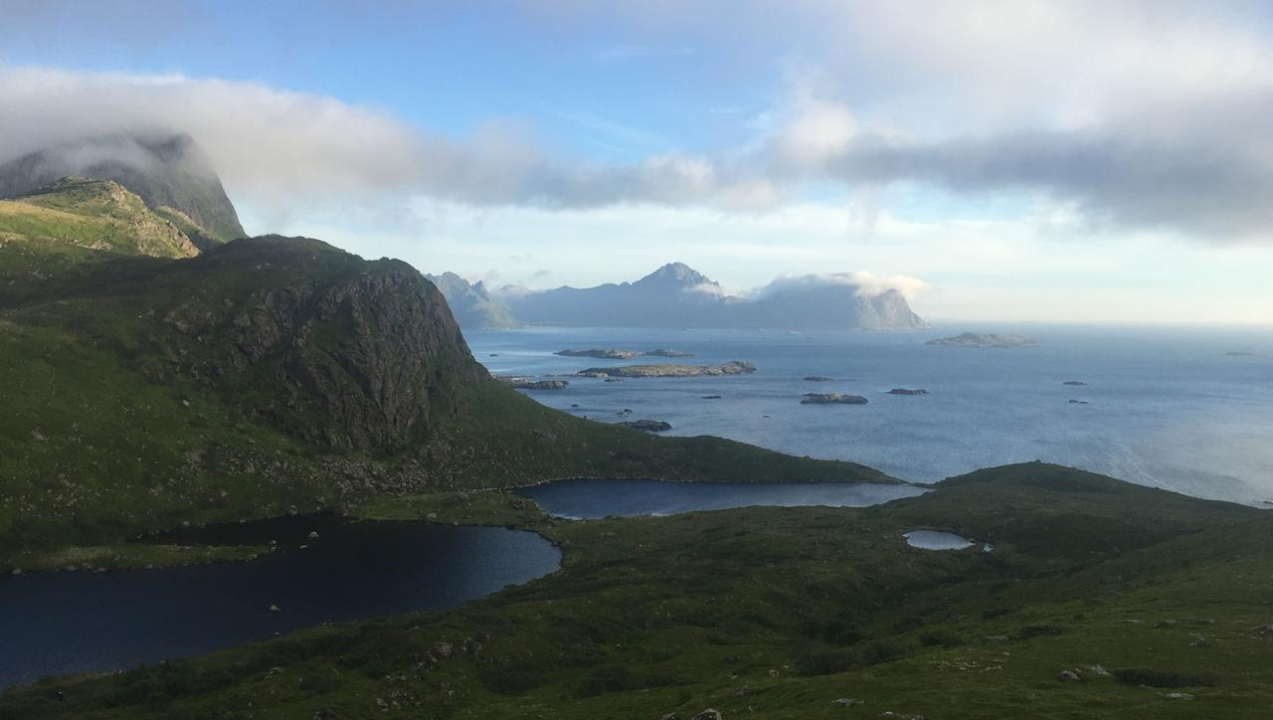 Blick vom "Königinnenweg" auf Küste bei Nyksund. Blick vom "Königinnenweg" auf Küste bei Nyksund.