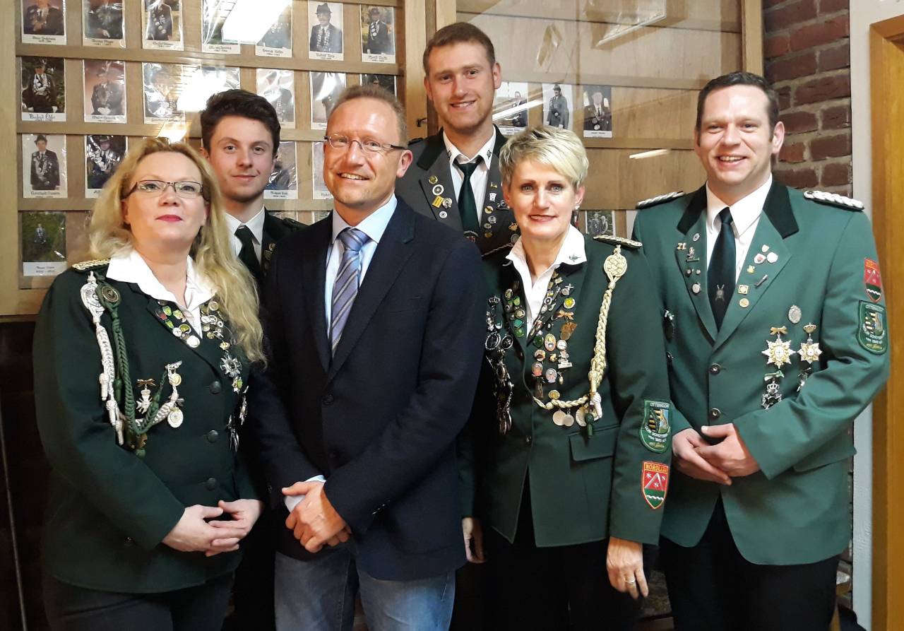 Präsidentin Tanja Grabau, stllv. Schriftführer Ilias Grabau, Bürgermeister Thomas Bullwinkel, Kassenprüfer Alexander Petrauskas, stellv. Damenleiterin Grid Röse-Betke und Schriftführer Niclas Röse