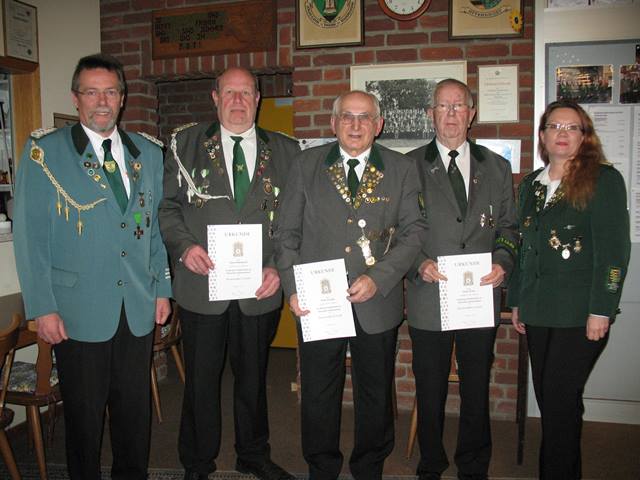 Kreispräsident Richard Schütt mit den Geehrten Alfred Rühmkorf, Heinz Krappa, Heinz Bruns und Präsidentin Tanja Grabau Kreispräsident Richard Schütt mit den Geehrten Alfred Rühmkorf, Heinz Krappa, Heinz Bruns und Präsidentin Tanja Grabau
