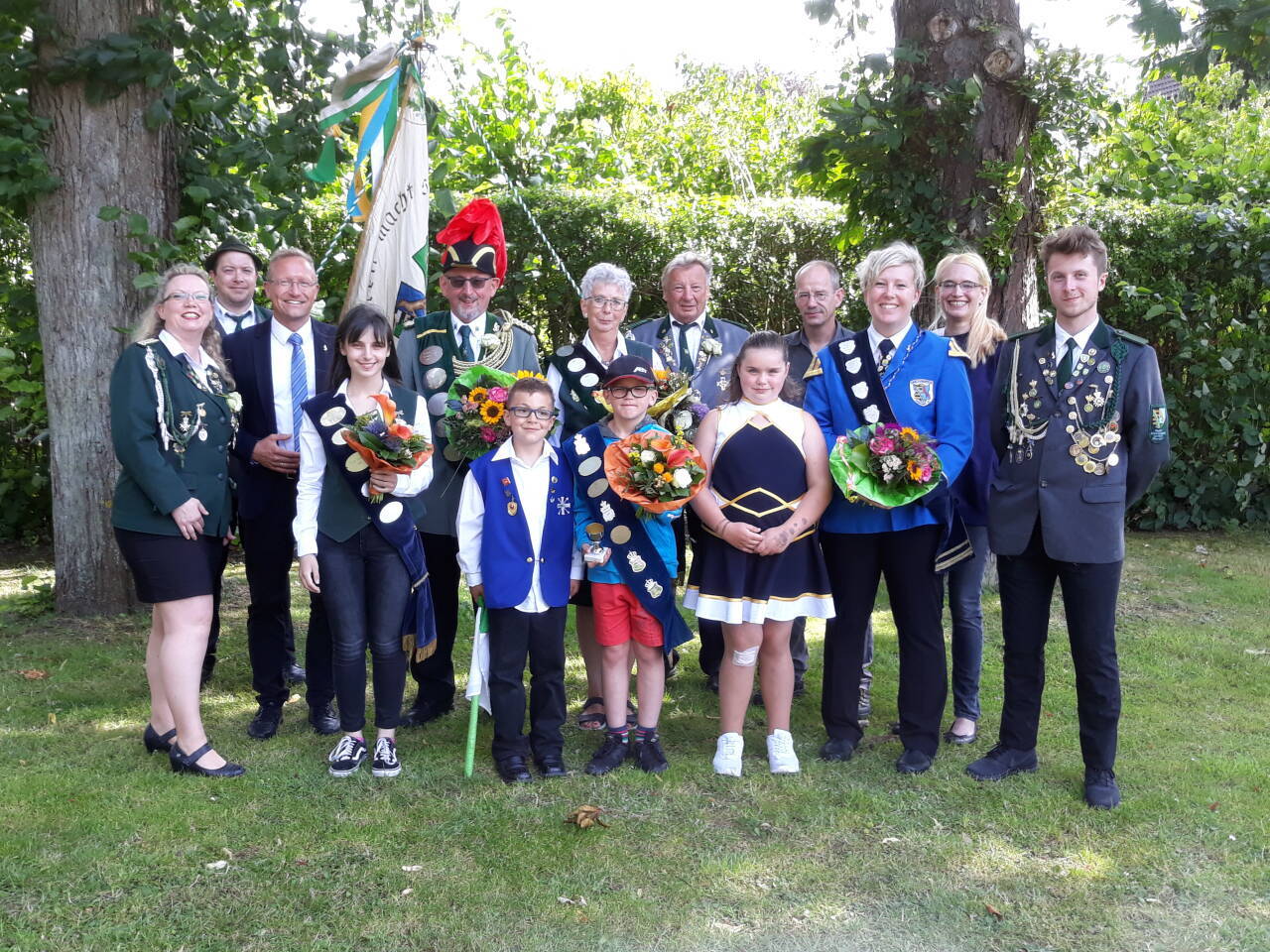 v.l.: Präsidentin Tanja Grabau, Fahnenträger Michael Werner, Bürgermeister Thomas Bullwinkel, Jungschützenkönigin Francesca Lodemann, Schützenkönig Dieter Voß, Schützenkönigin Gertrud Voß, Fahnenträger Jürgen Böye, dritter Bürgerkönig Michael Brüning, Bürgerkönigin Maria Brunken, zweite Bürgerkönigin Anne Wisch, Jugendleiter Ilias Grabau. Vordere Reihe: zweiter Kinderkönig Benjamin Holz, Kinderkönig Ken Cedric Martwich und dritte Kinderkönigin Zoe Langhammer. 