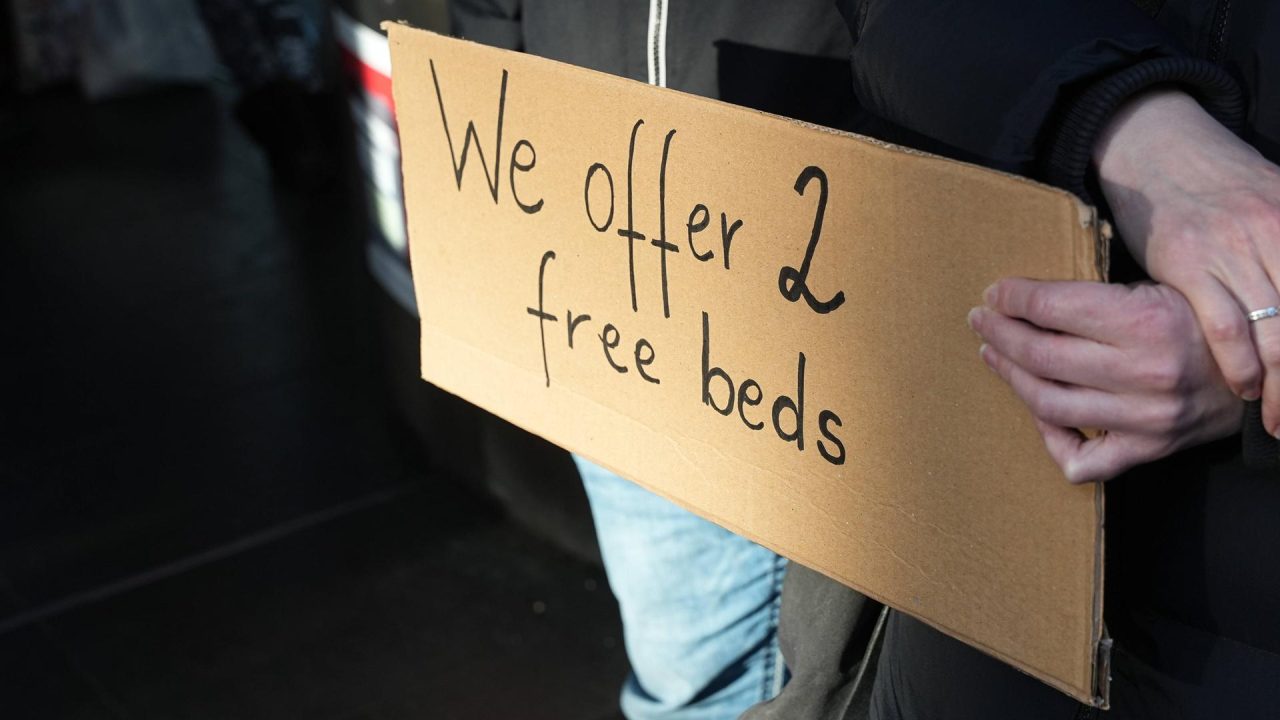 Jemand hält ein Schild hoch auf dem steht: Jemand hält ein Schild hoch auf dem steht: