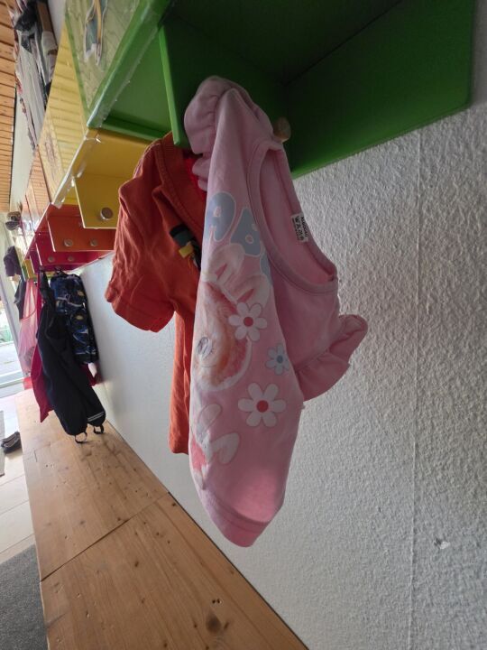 Kindgerechte Garderobe der Regenbogen-Kinder
