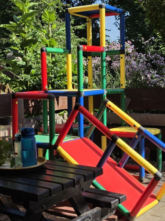 Bunte Bewegungsbaustelle im Garten