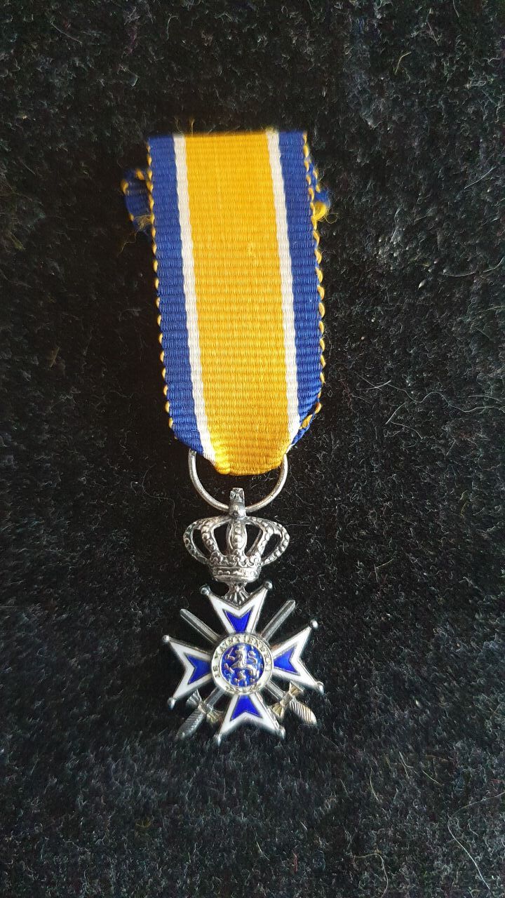 Order Orange Nassau swords