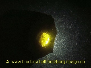 Obsidian - muschliger Bruch durchleuchtet - Foto der Bruderschaft Herzberg